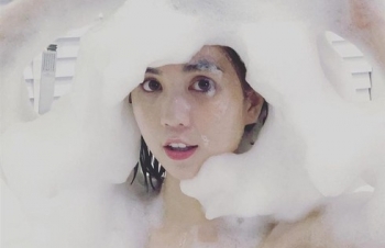 Ngọc Trinh khỏa thân trong bồn tắm, dân mạng chỉ quan tâm tác giả của loạt hình