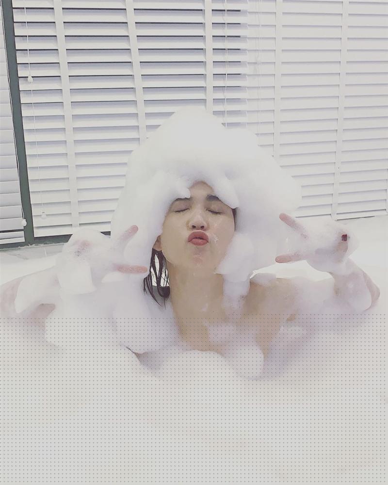 Ngọc Trinh khỏa thân trong bồn tắm, dân mạng chỉ quan tâm tác giả của loạt hình - Hình 3