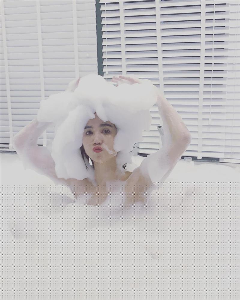 Ngọc Trinh khỏa thân trong bồn tắm, dân mạng chỉ quan tâm tác giả của loạt hình - Hình 4