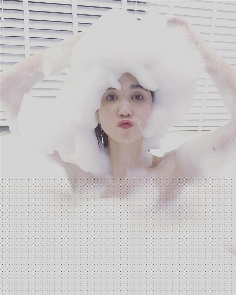 Ngọc Trinh khỏa thân trong bồn tắm, dân mạng chỉ quan tâm tác giả của loạt hình - Hình 5