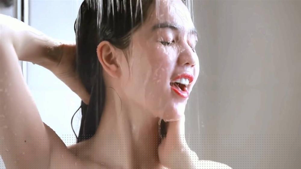 Ngọc Trinh khỏa thân trong bồn tắm, dân mạng chỉ quan tâm tác giả của loạt hình - Hình 7