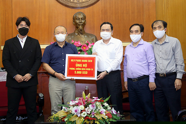 HLV Park Hang Seo ủng hộ 5.000 USD phòng chống Covid-19
