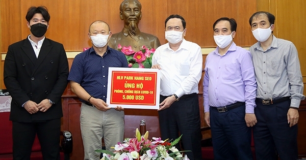 HLV Park Hang Seo ủng hộ 5.000 USD phòng chống dịch