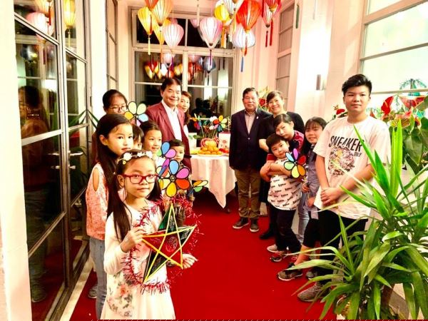 Tổng lãnh sự Việt Nam tại Frankfurt - Ông Phạm Trường Giang (áo vest đen) tặng quà cho các cháu thiếu nhi dịp Trung thu 2019.