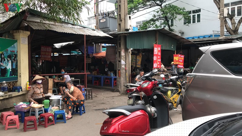 sang nay, nhieu cua hang dich vu khong thiet yeu o ha noi van mo cua  hinh 4