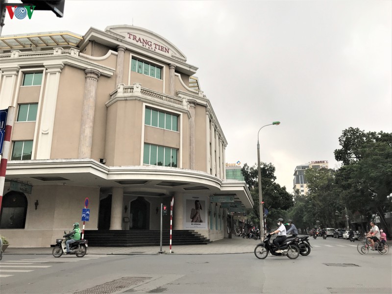 sang nay, nhieu cua hang dich vu khong thiet yeu o ha noi van mo cua  hinh 11