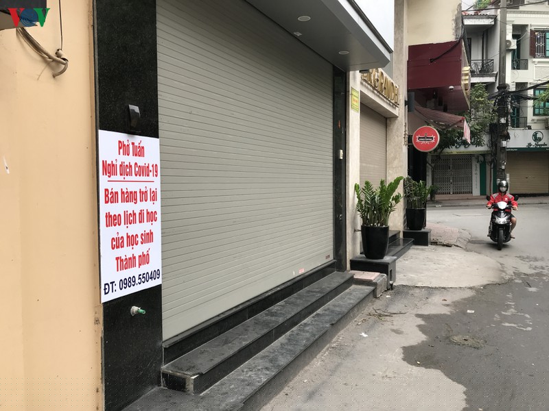 sang nay, nhieu cua hang dich vu khong thiet yeu o ha noi van mo cua  hinh 13