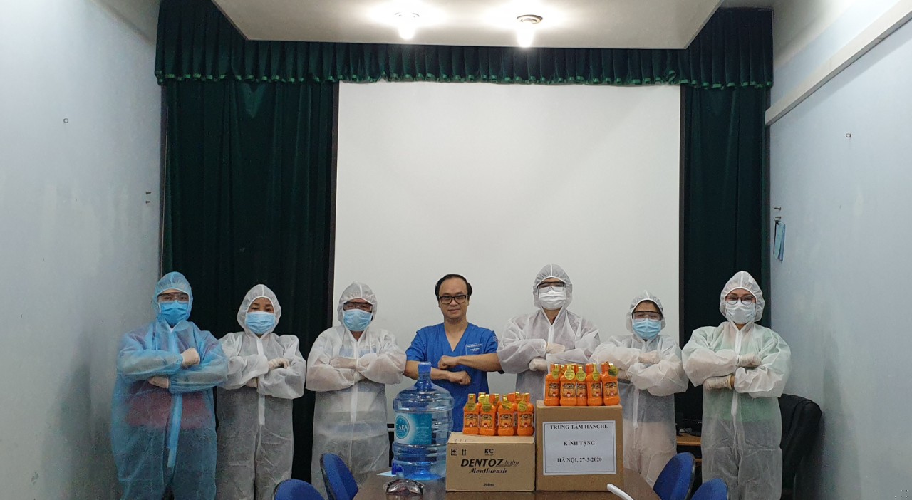 Lãnh đạo, cán bộ nhân viên Trung tâm Giáo dục chăm sóc sức khỏe cộng đồng Hà Nội cùng ThS. BS Nguyễn Thành