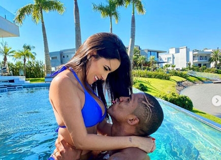 Sao xấu nhất Juventus về quê trốn dịch với bồ “xinh ngất người”