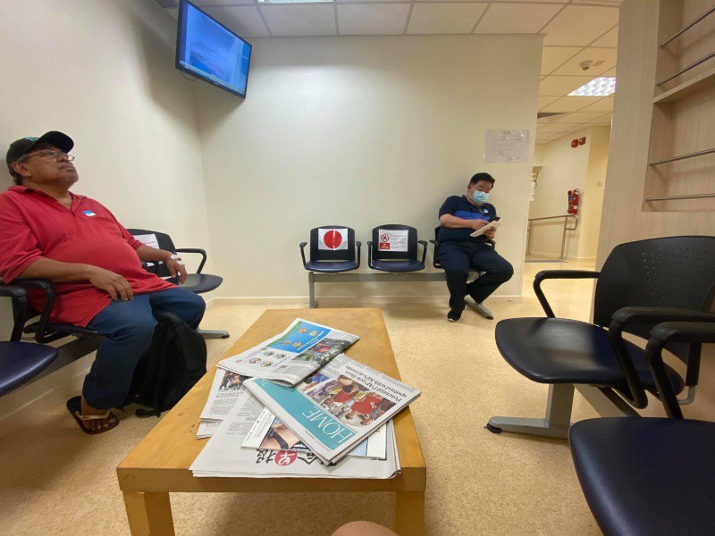 Chờ đợi chữa bệnh tại Bệnh viện NUHs Singapore, nơi chị Lý điều trị. Một số người dân ở đây vẫn chưa sử dụng khẩu trang