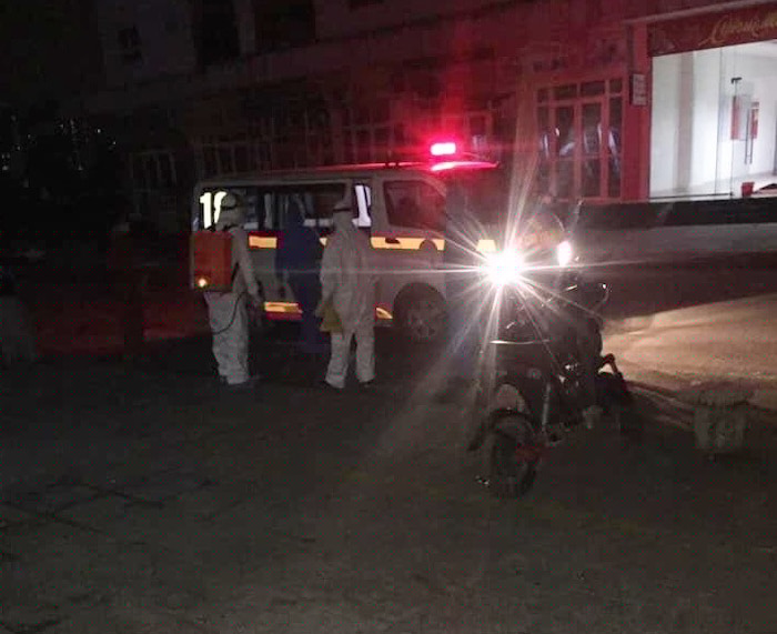 Xe cứu thương đưa người đi cách ly