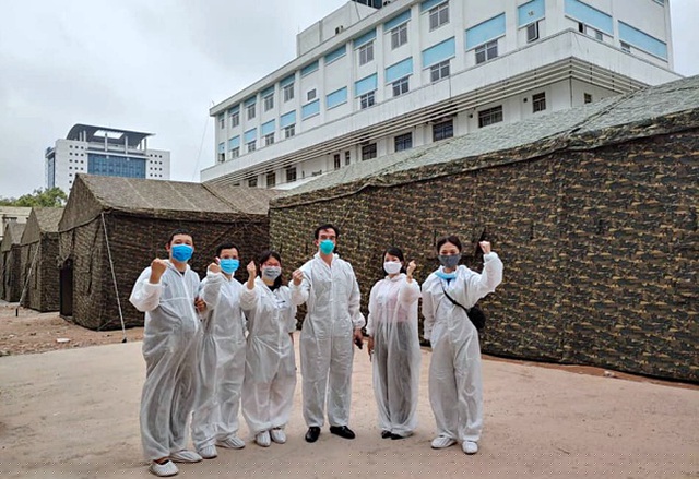 Giám đốc BV Bạch Mai cùng các nhân viên y tế tại khu vực BV dã chiến đang xây dựng ngay trong khuôn viên BV Bạch Mai.
