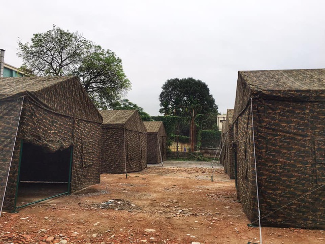 Bệnh viện dã chiến đang được xây dựng tại BV Bạch Mai. Ảnh Đặng Tú