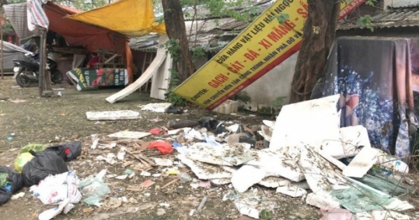 Xả rác nơi công cộng: Vì sao ít người bị xử phạt?