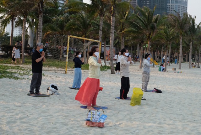 Hai trường hợp không đeo khẩu trang nơi công cộng ở Đà Nẵng đã nhận phạt mỗi người 200 nghìn đồng (ảnh minh hoạ: người dân giữ khoảng cách và đeo khẩu trang khi tập thể dục nơi công cộng ở Đà Nẵng)