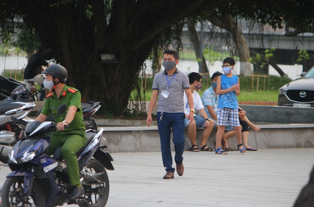 Cơ quan chức năng phường Phú Hòa kiểm tra và nhắc nhở, xử phạt 2 người dân không đeo khẩu trang tại công viên Thương Bạc, TP Huế