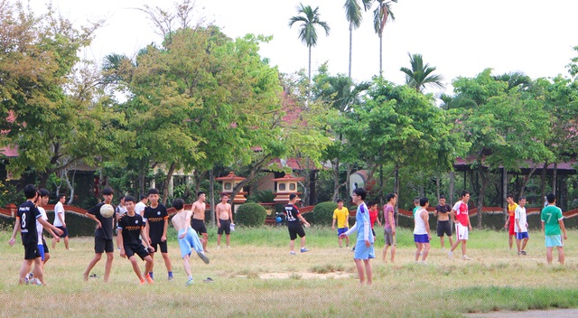 Tụ tập chơi thể thao tại công viên sát cửa Thượng Tứ chiều 29/3, không đeo khẩu trang, trong thời điểm dịch bệnh đang âm thầm lây lan.