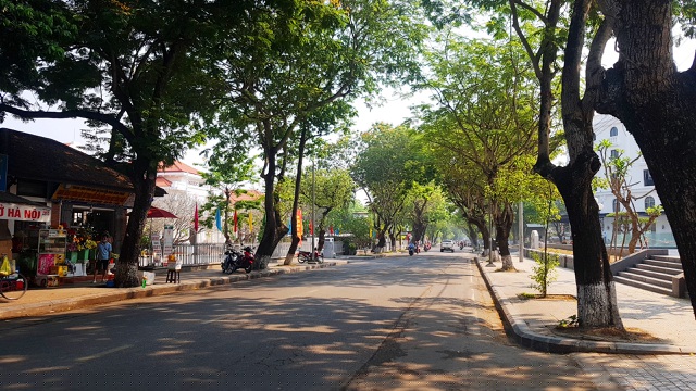 Đường phố TP Huế vắng vẻ trong sáng làm việc đầu tuần ngày 30/3.