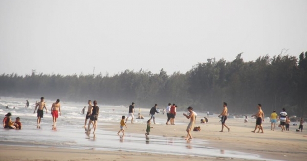 Mỹ Khê tấp nập người đổ xô tắm biển bất chấp lệnh cấm