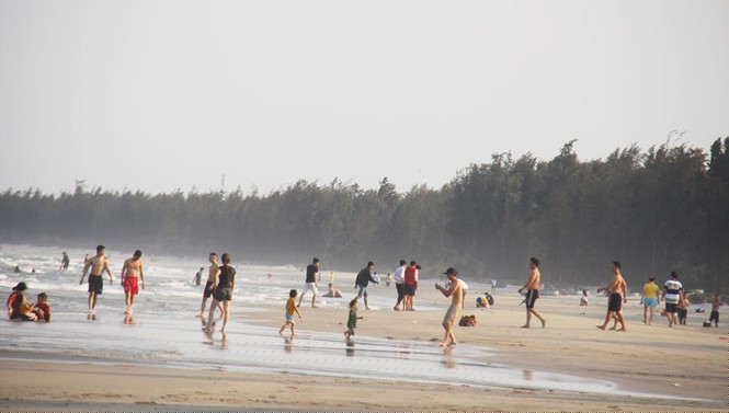 Quảng Ngãi đổ xô tắm biển bất chấp lệnh cấm  - ảnh 1