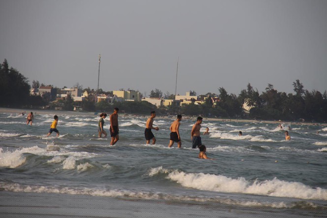 Quảng Ngãi đổ xô tắm biển bất chấp lệnh cấm  - ảnh 2