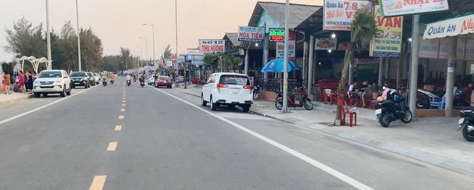 Quảng Ngãi đổ xô tắm biển bất chấp lệnh cấm  - ảnh 3