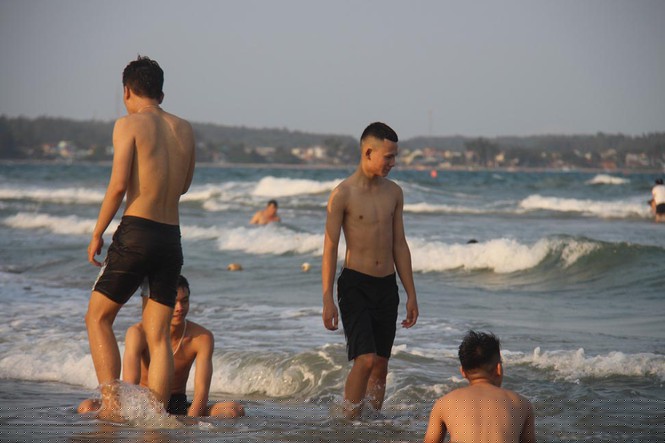 Quảng Ngãi đổ xô tắm biển bất chấp lệnh cấm  - ảnh 4