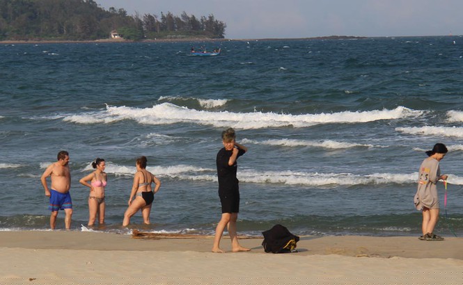 Quảng Ngãi đổ xô tắm biển bất chấp lệnh cấm  - ảnh 5