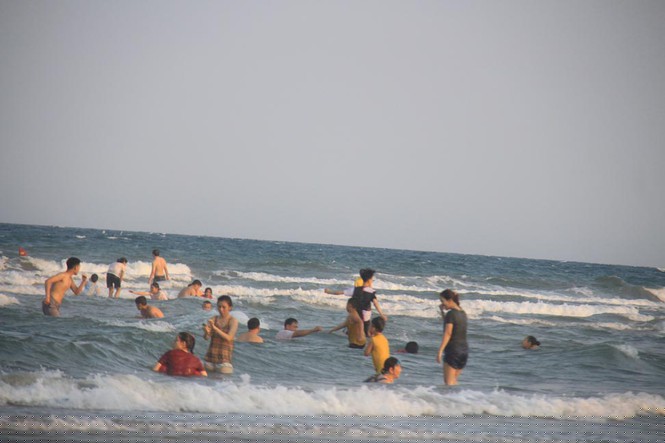 Quảng Ngãi đổ xô tắm biển bất chấp lệnh cấm  - ảnh 6