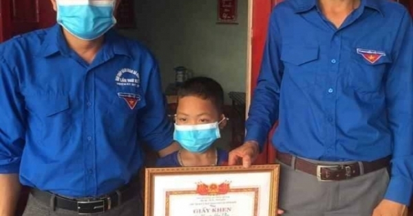 Khen thưởng nam sinh nhanh trí cứu 2 em nhỏ dưới hố nước sâu