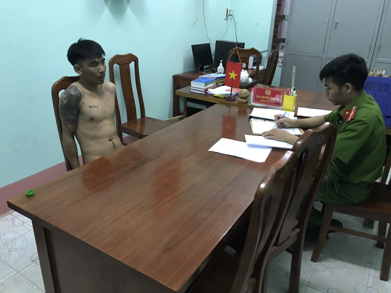 Khi bắt đối tượng ngáo đá Phạm Nghĩa về trụ sở Công an để làm việc đối tượng vẫn rất hung hãn chống đối.