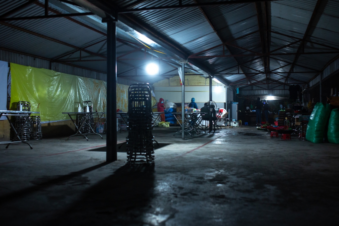 Nhà xe dành cho nhân dân được tận dụng để làm bếp.