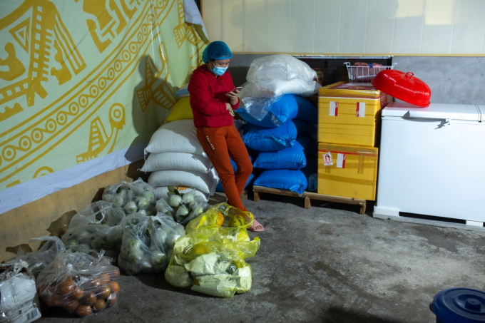 Một góc bếp- nơi để gạo cũng như rau, củ, quả của người dân tài trợ.