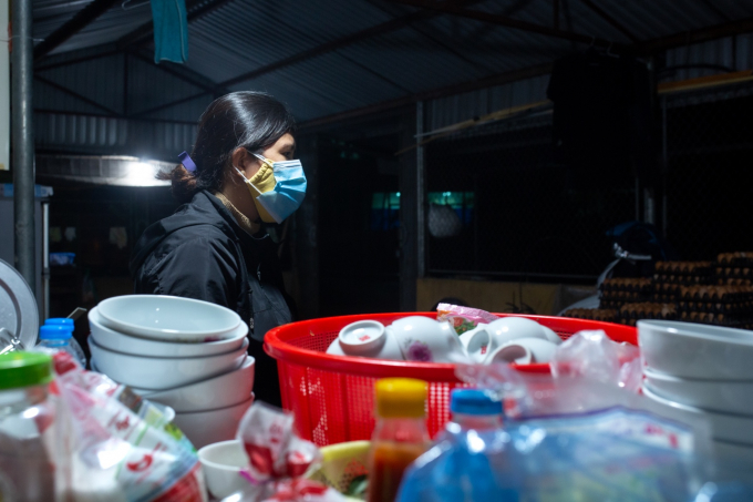 Tất cả vật dụng trong bếp đều là đi mượn, để thực hiện đúng nguyên tắc phòng dịch nên đồ ăn đều do nhà bếp tự lấy chuyển đến mọi người.