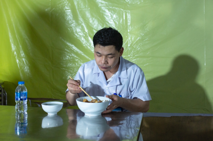 Những bác sĩ ngồi ăn tại bếp cũng phải thực hiện giãn cách tối thiểu 2m.