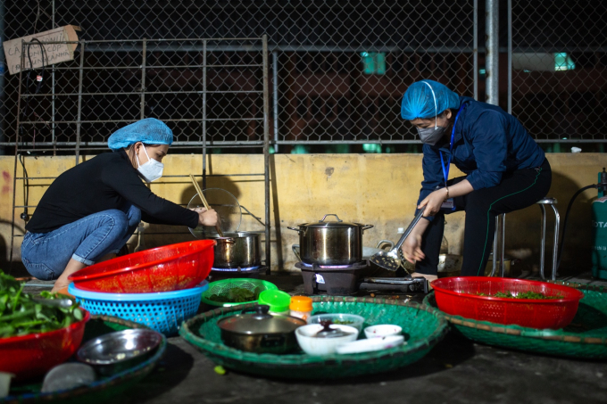 Mặc dù muôn vàn khó khăn song các “chiến sĩ” áo trắng vẫn luôn nỗ lực ngày đêm để giữ sức khoẻ, an toàn cho chính mình và cho nhân dân.