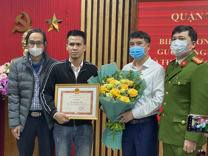 Anh Nguyễn Ngọc Mạnh nhận bằng khen