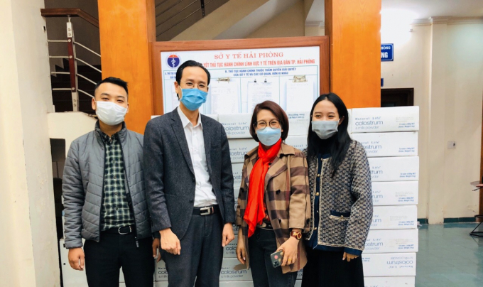 Đại diện báo PLVN tại Hải Phòng và Sở Y tế bên cạnh 100 thùng sữa được tài trợ.