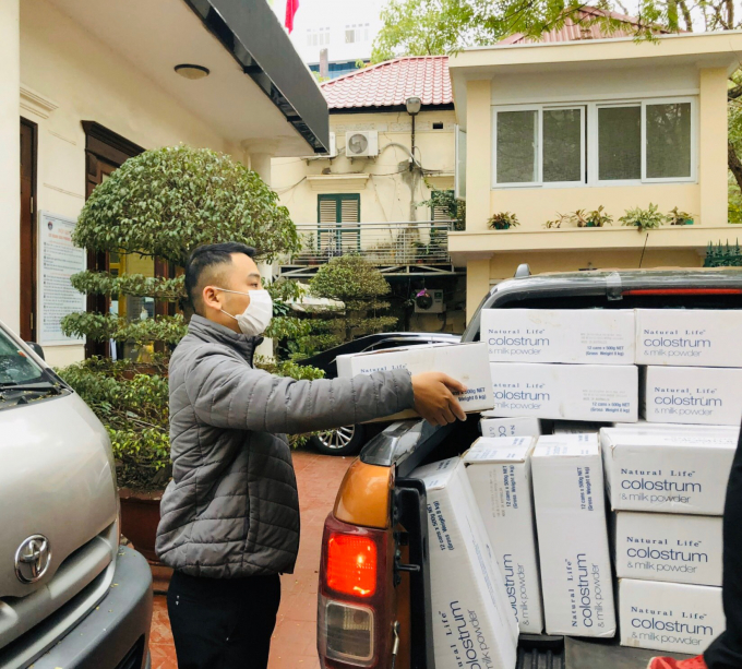 Cán bộ báo PLVN chuyển sữa tới lực lượng Y tế Hải Phòng.