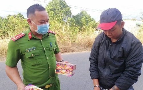 Mua pháo lậu về Đắk Lắk bán lại kiếm lời, nam thanh niên bị khởi tố