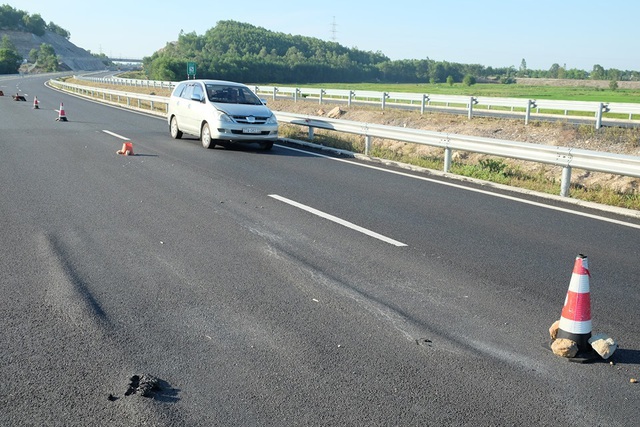 Vết lún trên cao tốc Đà Nẵng - Quảng Ngãi. (Ảnh: Công Bính).