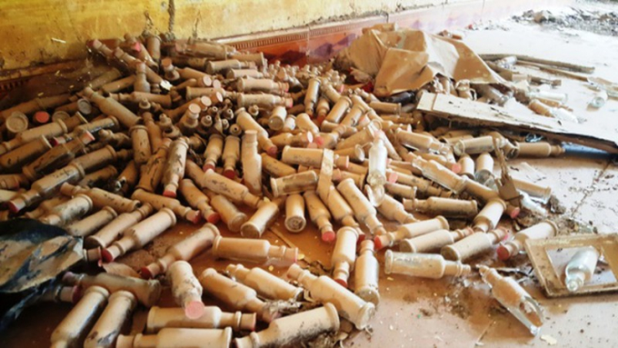 Nhiều chai lọ đựng thuốc vứt bừa bãi trong phòng.