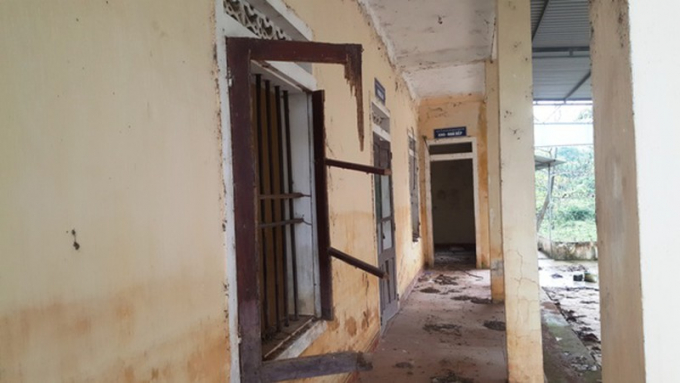 Cửa phòng Trung tâm hư hỏng, thềm nhà vương vãi phân gia súc.