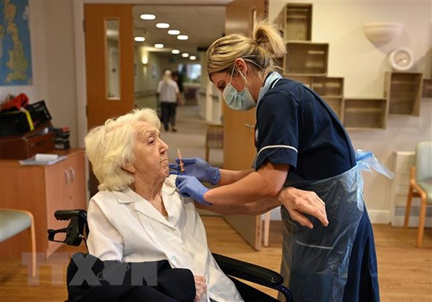 Một cụ bà được tiêm vắcxin ngừa COVID-19 của Oxford-AstraZeneca. (Nguồn: AFP/TTXVN)