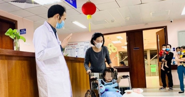 Bé gái 3 tuổi rơi từ tầng 12 chung cư khỏe khoắn trong ngày xuất viện