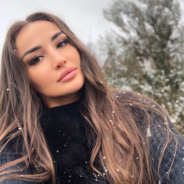 Diana Avsaragova được rất nhiều fans cầu hôn