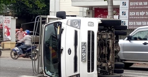 Quảng Bình: Tai nạn liên hoàn, xe đưa đón học sinh lao thẳng vào nhà dân