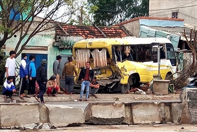 Xe 24 chỗ lao thẳng v&agrave;o nh&agrave; d&acirc;n.