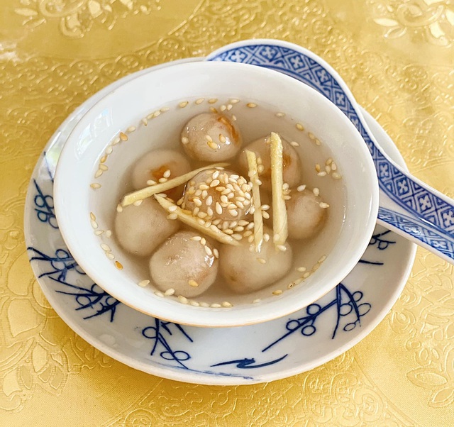 Gồm những nguyên liệu đơn giản nhưng món ăn chất chứa sự khéo léo của người chế biến, tạo nên hương vị đặc trưng chẳng hòa lẫn với bất cứ loại chè nào. Ảnh: Nguyễn Hoàng Bảo