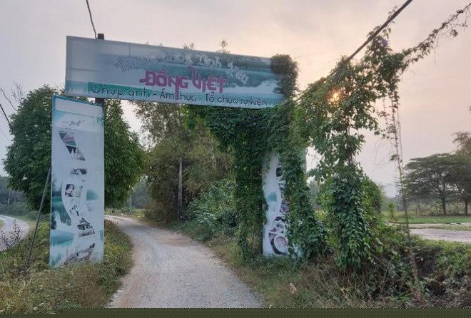 Con đường tự ph&aacute;t mọc l&ecirc;n tr&ecirc;n đất n&ocirc;ng nghiệp, đất b&atilde;i bồi. Ảnh: M.Đ